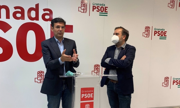 El portavoz del PSOE en el Ayuntamiento de Granada, Francisco Cuenca, a la izquierda en la imagen de archivo, junto al viceportavoz Jacobo Calvo (PSOE)
