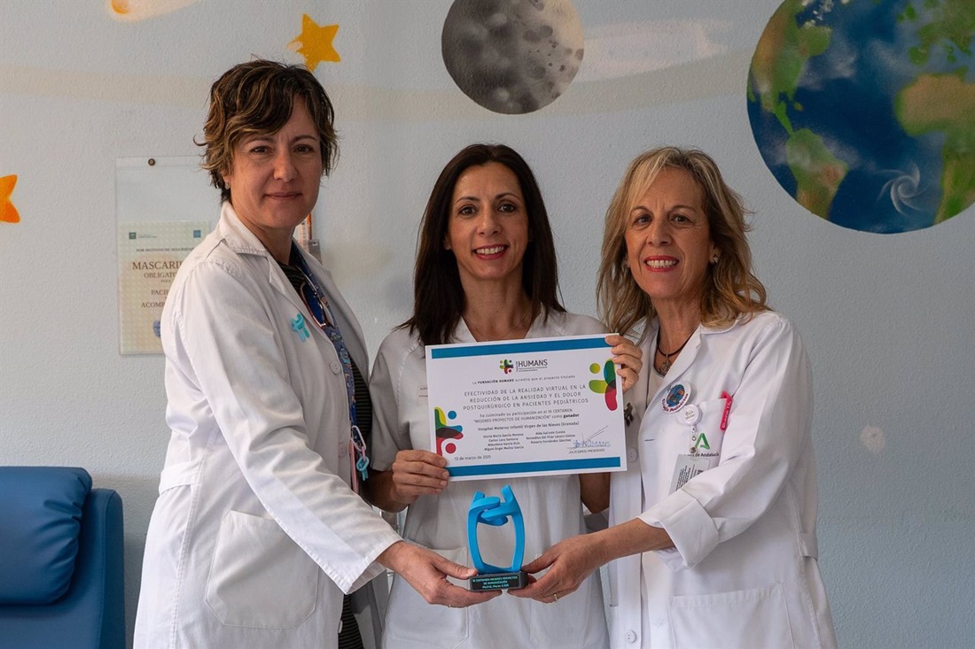 Tres de las autoras, de izquierda a derecha, Aída Galindo, Almudena García y Charo Fernández, muestran el premio. (JUNTA DE ANDALUCÍA)