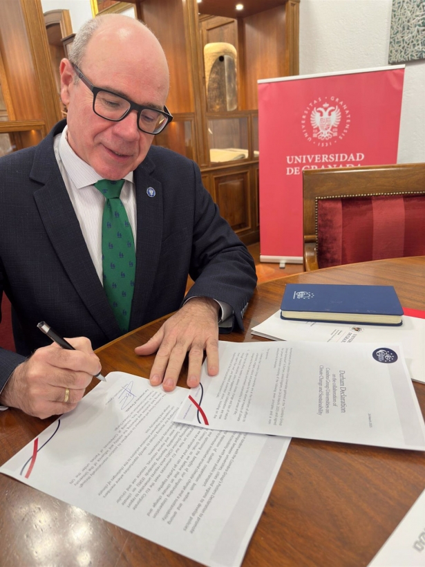 El rector de la Universidad de Granada, Pedro Mercado, firma la Declaración de Durham (UGR)