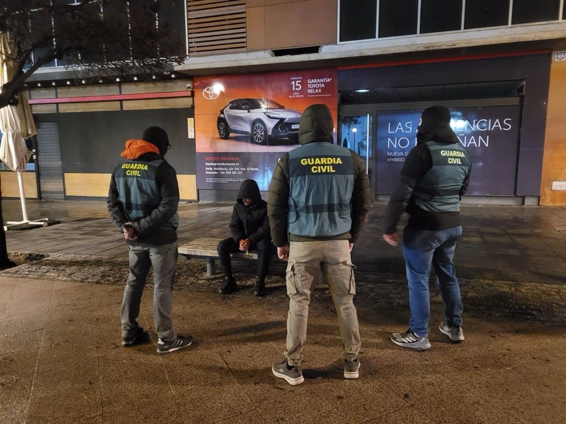 Agentes de la Guardia Civil custodian a un yihadista tras su detención (GUARDIA CIVIL)