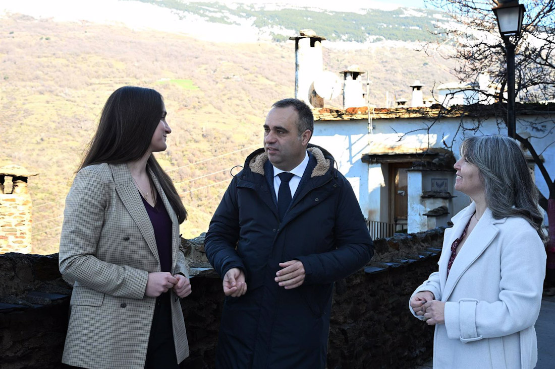 De izquierda a derecha, la diputada provincial de Reto Demográfico, María Vera, el presidente de la Diputación de Granada, Francis Rodríguez, y la alcaldesa de Bubión, María Carmen Pérez (DIPUTACIÓN)