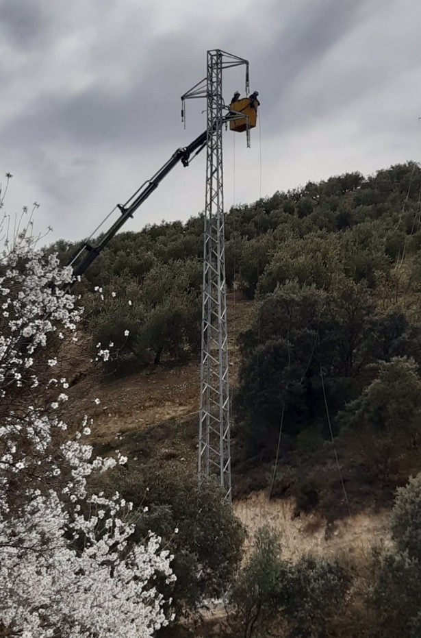 Endesa refuerza la red eléctrica de Montefrío (Granada) con una nueva línea de media tensión. (ENDESA) Endesa refuerza la red eléctrica de Montefrío (Granada) con una nueva línea de media tensión. (ENDESA)