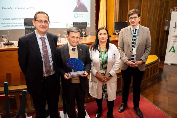 Ventura Arjona, segundo por la izquierda en la imagen, ha sido reconocido en el Hospital Virgen de las Nieves, en un acto con su directora, María Ángeles García Rescalvo (JUNTA)