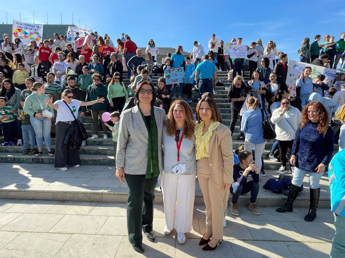 III Concentración por el Autismo, con la delegada de Desarrollo Educativo y Formación Profesional de la Junta, María José Martín, a la izquierda en primer plano en la imagen, y la concejal del ramo en Granada, Encarnación González (d) (JUNTA)