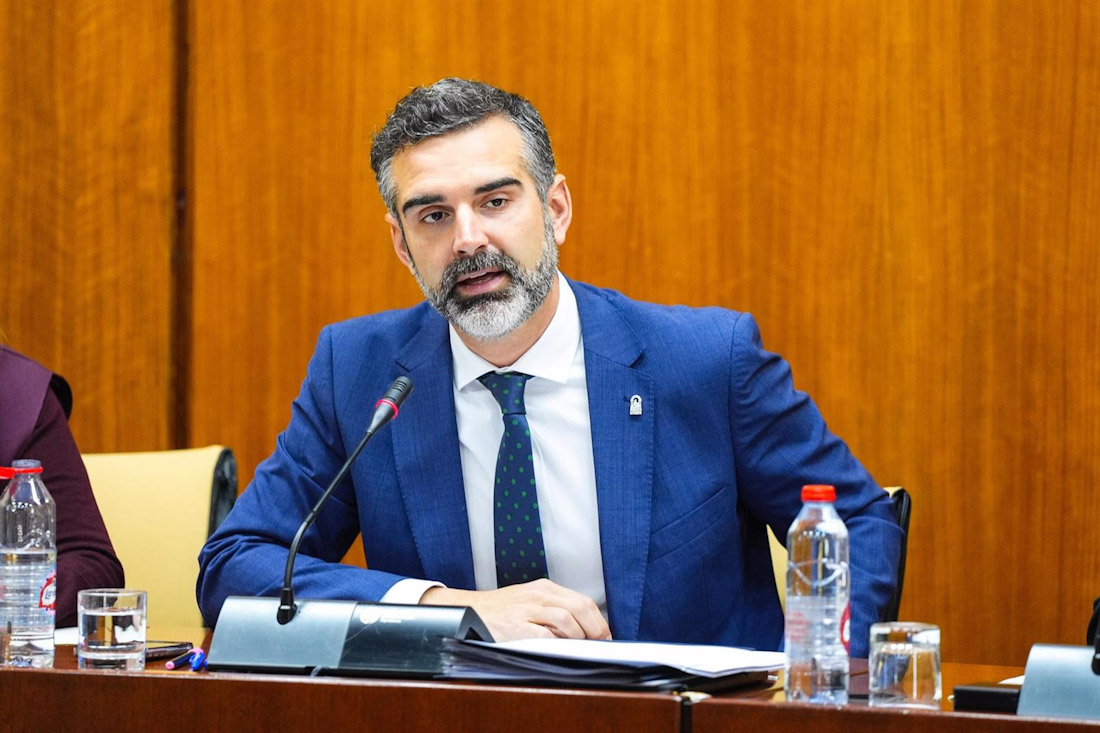 El consejero de Agricultura, Pesca, Agua y Desarrollo Rural, Ramón Fernández-Pacheco, en comisión parlamentaria (JOAQUÍN CORCHERO - PARLAMENTO DE ANDALUCÍA)