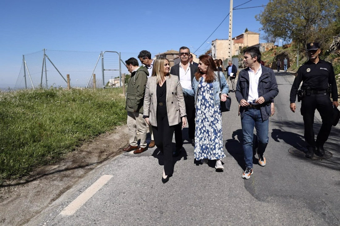 La alcaldesa de Granada, Marifrán Carazo (1i), en su visita al entorno del Barranco del Abogado (AYUNTAMIENTO)