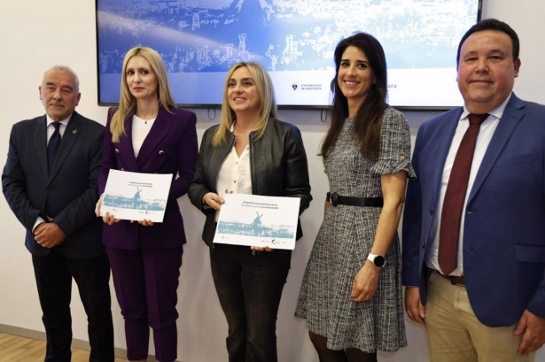La alcaldesa de Granada, Marifrán Carazo, en el centro en la imagen de la presentación del informe de la Cátedra de la PYME (PERFIL DE MARIFRÁN CARAZO EN LA RED SOCIAL `X`)