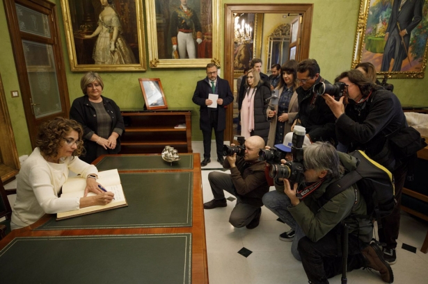 La ministra de Hacienda y Función Pública, María Jesús Montero (i), firmando en el libro de honor en el Ayuntamiento de Granada en su visita para firmar el convenio para la recuperación de la antigua fábrica de Cetarsa (ÁLEX CÁMARA - EUROPA PRESS)