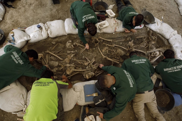 Trabajadores durante la excavación de una fosa común en el barranco de Víznar (ÁLEX CÁMARA - EUROPA PRESS)