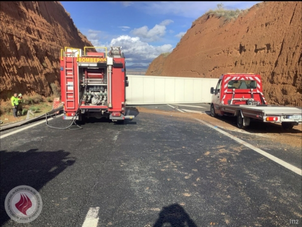 Camión volcado en la A-92 - DIPUTACIÓN DE GRANADA