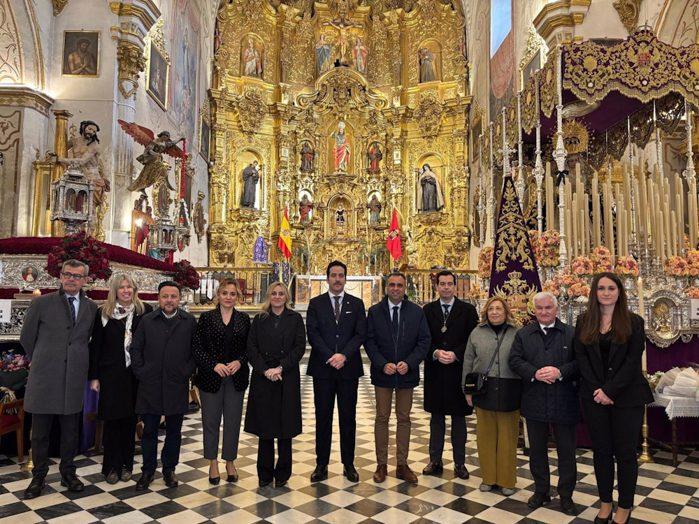 El hermano mayor de Paciencia y Penas, Ignacio Figueruela, en el centro de la imagen flanqueado por la alcaldesa de Granada, Marifrán Carazo, y el presidente de la Diputación, Francis Rodríguez (DIPUTACIÓN)