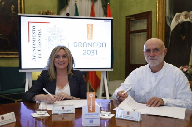 La peña `La Platería` ha plasmado `el apoyo del mundo del flamenco` a la candidatura granadina a la Capitalidad Cultural. La alcaldesa, Marifrán Carazo, y el presidente de las peña, Víctor Vázquez, han firmado el Manifiesto. (AYUNTAMIENTO)