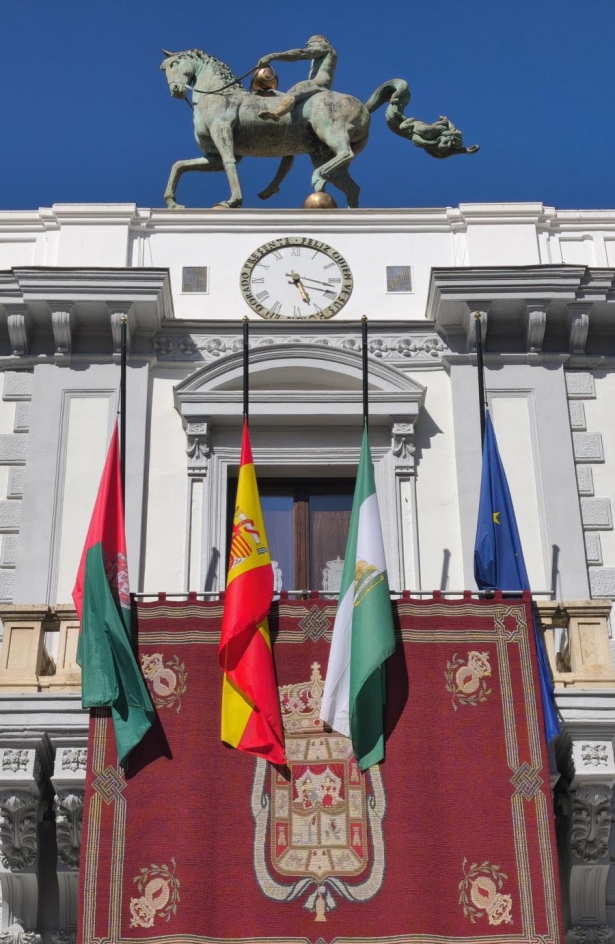 Banderas a media asta en la fachada del Ayuntamiento de Granada 