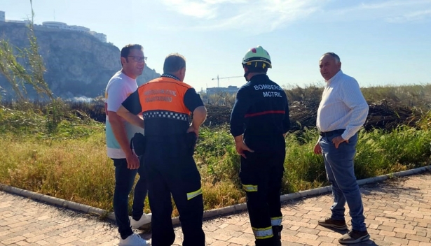 Continúan las labores de refresco del incendio en los terrenos hoteleros del TH1 de Salobreña (AYTO. SALOBREÑA)