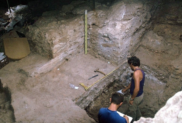 Trabajos de excavación en el yacimiento (UGR)