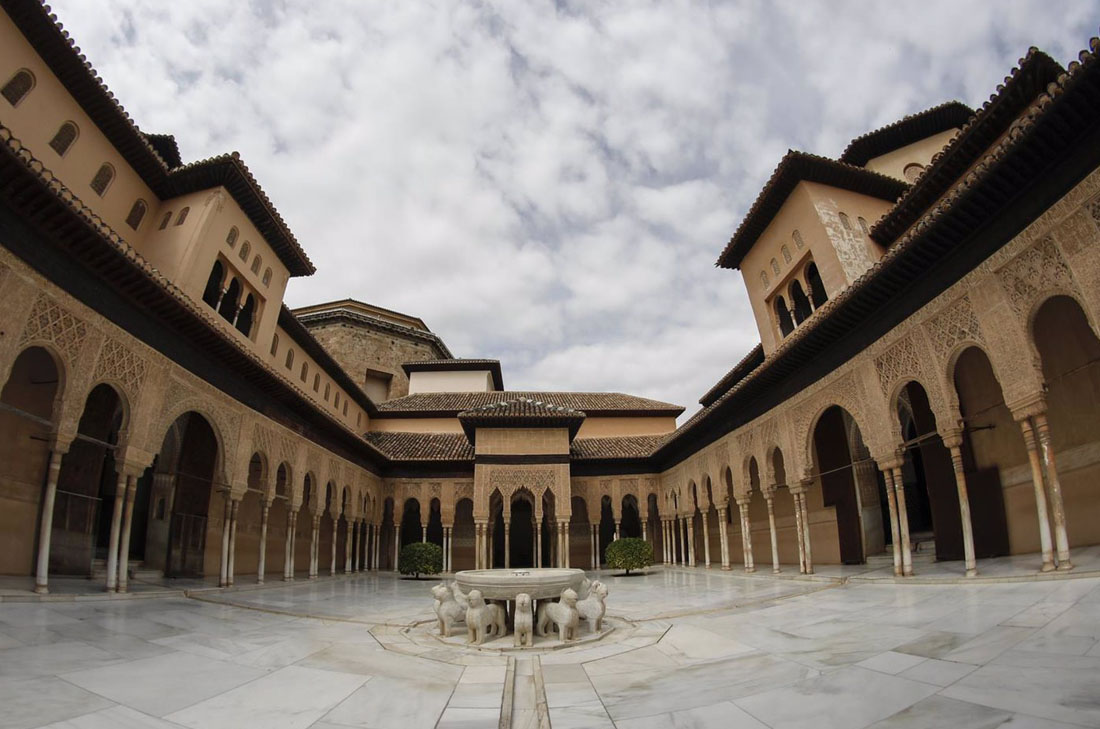 Panorámica del Patio de los Leones de la Alhambra (ÁLEX CÁMARA / EUROPA PRESS)