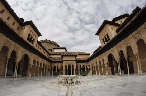 Panorámica del Patio de los Leones de la Alhambra (ÁLEX CÁMARA / EUROPA PRESS)