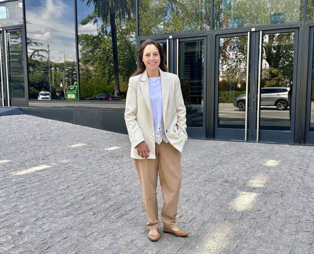 La viceportavoz de Vox en el Ayuntamiento de Granada, Mónica Rodríguez Gallego, a las puertas del Palacio de Exposiciones y Congresos (VOX GRANADA)