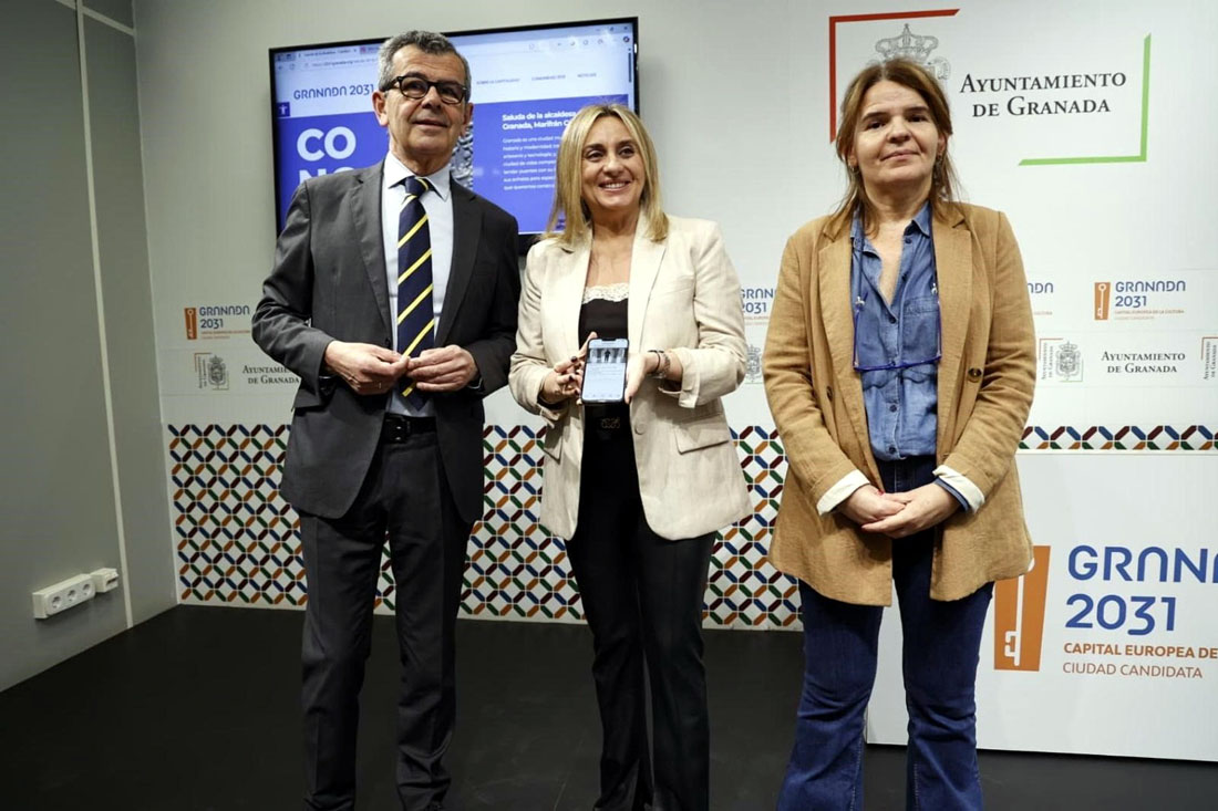 De izquierda a derecha en la imagen, el concejal de Cultura de Granada, Juan Ramón Ferreira, la alcaldesa de la ciudad, Marifrán Carazo, y la directora de Doctor Trece, Susana Aragón (AYTO. GRANADA)