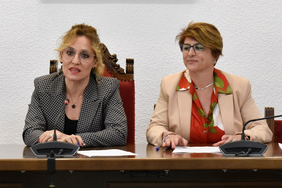 Las concejalas Marta Nievas y Rosario Ramírez en rueda de prensa (ALBOLOTE INFORMACIÓN)