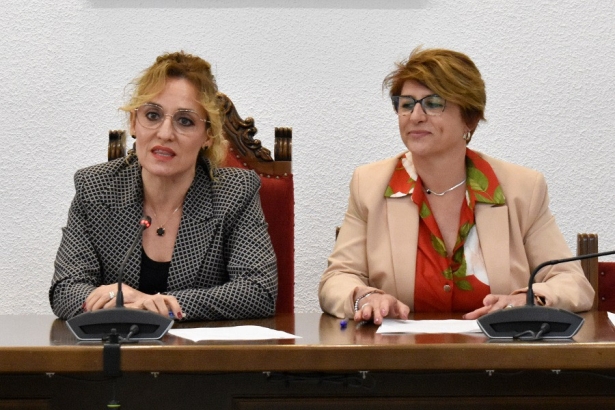 Las concejalas Marta Nievas y Rosario Ramírez en rueda de prensa (ALBOLOTE INFORMACIÓN)