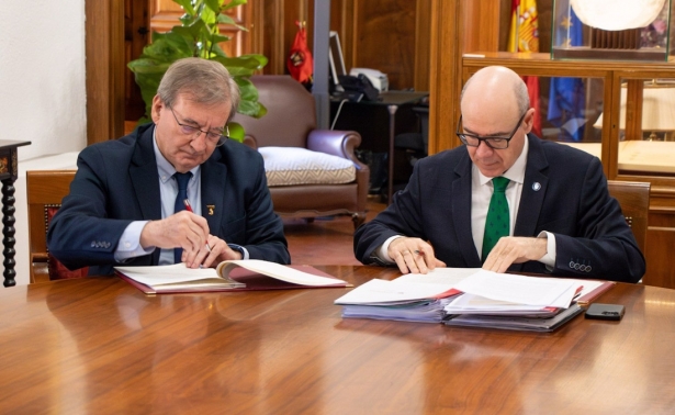 El secretario de Estado de Memoria Democrática, Fernando Martínez, a la izquierda en la imagen, y el rector de la Universidad de Granada, Pedro Mercado (UGR)