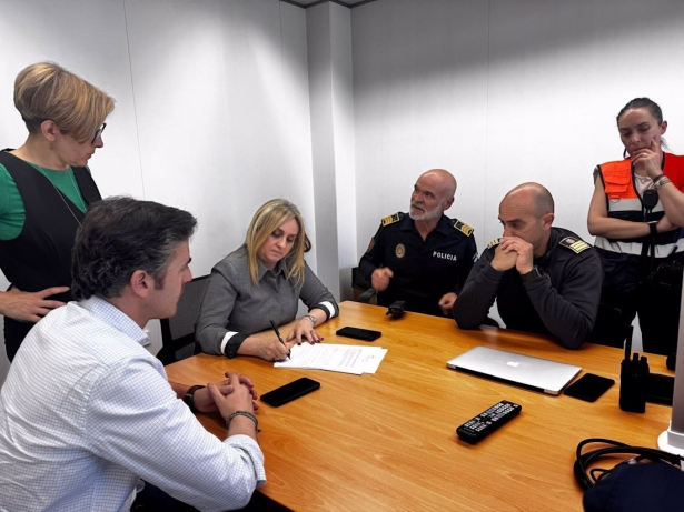 La alcaldesa de Granada, Marifrán Carazo, con el primer teniente de alcalde, Jorge Saavedra, y la edil de Protección Ciudadana y Movilidad, Ana Agudo, coordinan el dispositivo (AYTO. GRANADA)