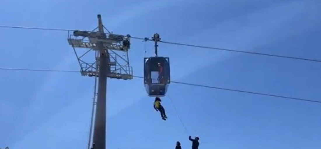 Efectivos realizando las acciones de rescate en la telecabina a causa del apagón (CETURSA)