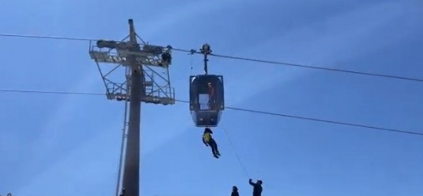 Efectivos realizando las acciones de rescate en la telecabina a causa del apagón (CETURSA)