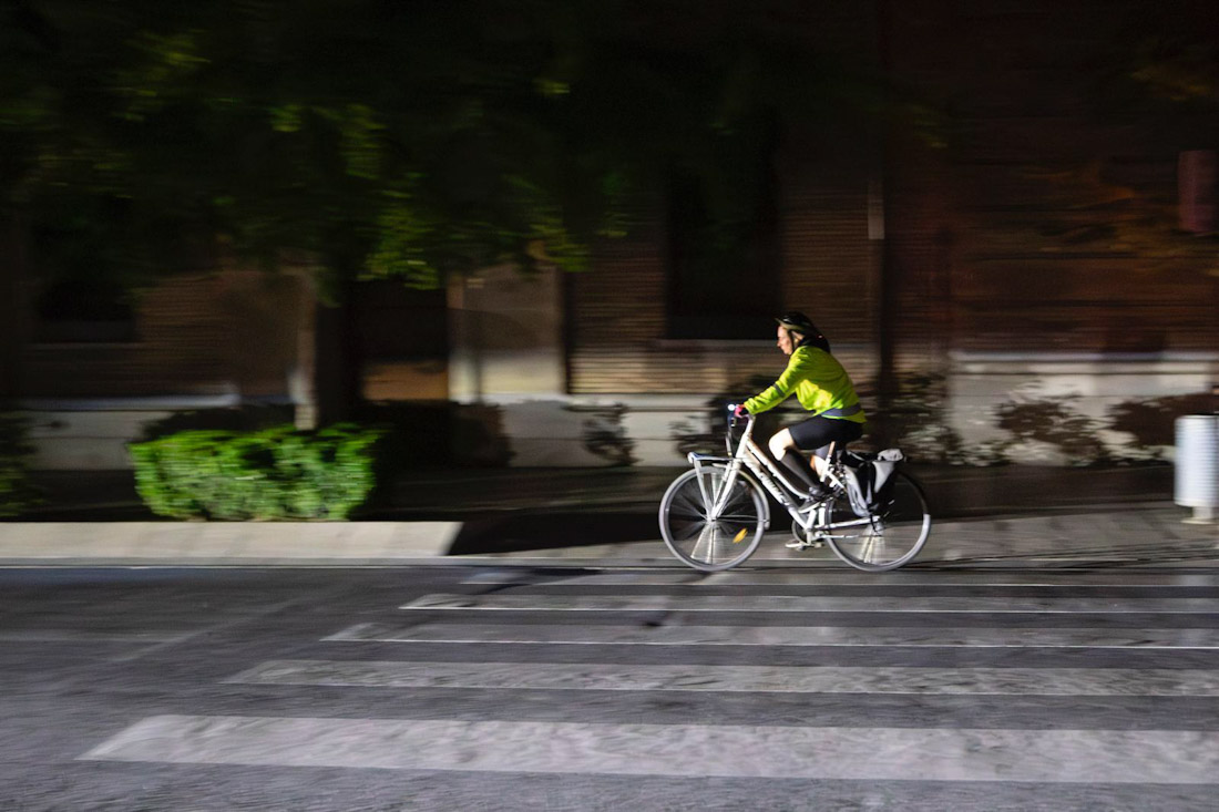 Un ciclista durante la noche del apagón (ANTONIO L. JUÁREZ)