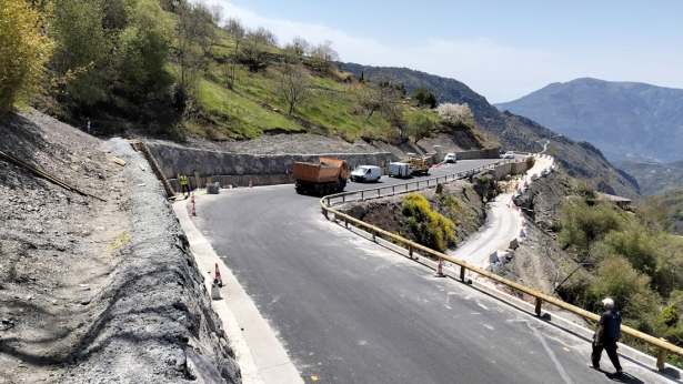 Carretera de acceso a Capileira (JUNTA)
