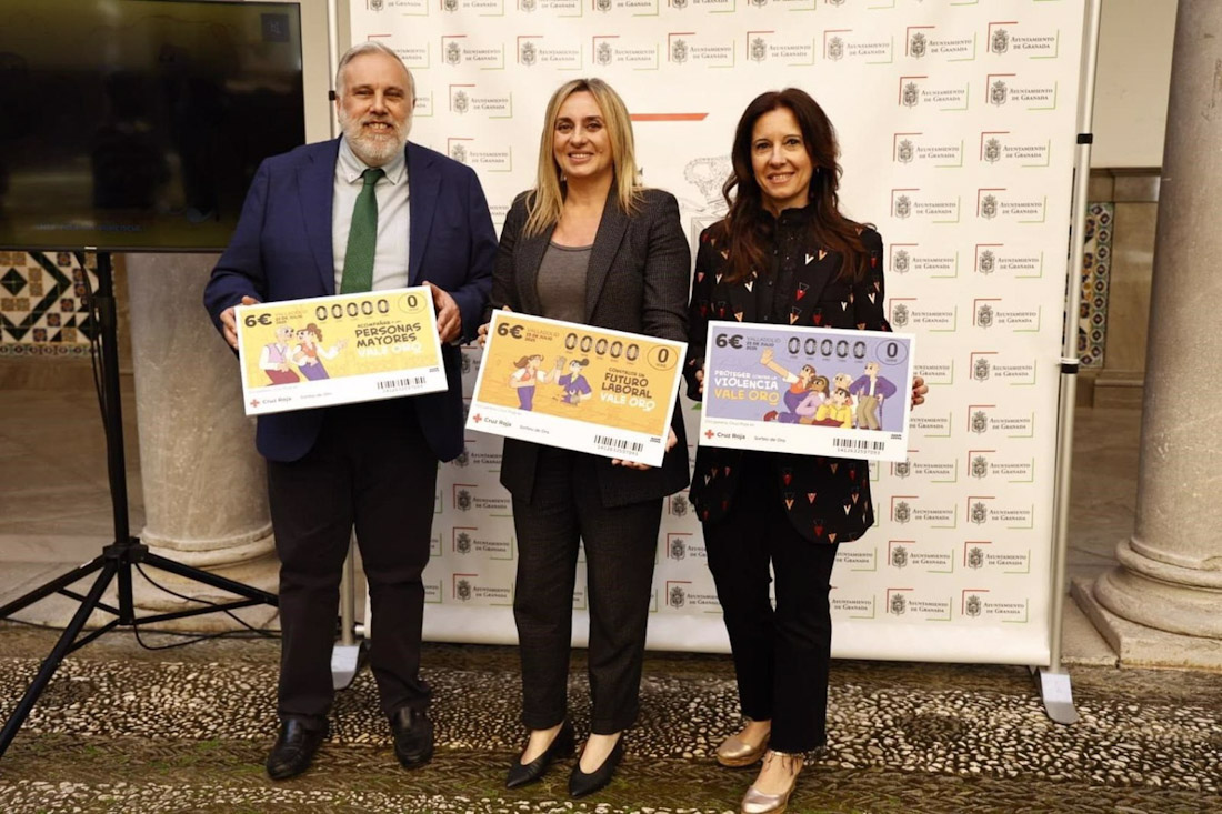 La alcaldesa de Granada, Marifrán Carazo, en el centro en la imagen, en la presentación en el Ayuntamiento del Sorteo de la Cruz Roja (AYUNTAMIENTO)