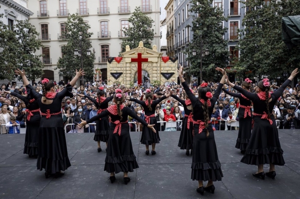 Espectáculo flamenco frente al Ayuntamiento durante el Día de la Cruz de Granada, en imagen de archivo (ÁLEX  CÁMARA / EUROPA PRESS)