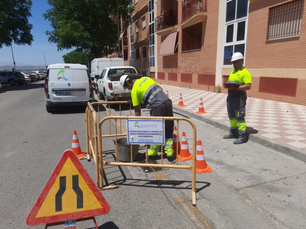 Operarios de Aguasvira realizan la labor de limpieza de imbornales en una calle de Albolote (ALBOLOTEINFORMACION)
