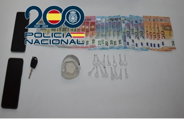 Dinero y cocaína intervenida (POLICiA NACIONAL)