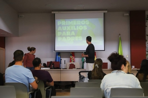 Imagen de la charla (AYUNTAMIENTO HUETOR TAJAR)