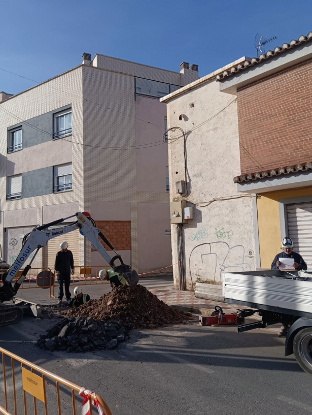 Trabajadores en la zona de la avería (ALEJANDRO MORALES)