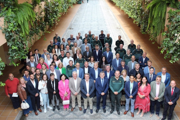 Autoridades municipales del cinturón metropolitano en la jornada en la Guardia Civil de Granada (GUARDIA CIVIL DE GRANADA)