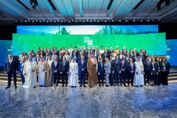 La alcaldesa de Granada, Marifrán Carazo, junto al regidor de Madrid, José Luis Martínez-Almeida, en Riad, en la Arab European Cities Dialogue (AECD) 2025 (AYUNTAMIENTO DE GRANADA)