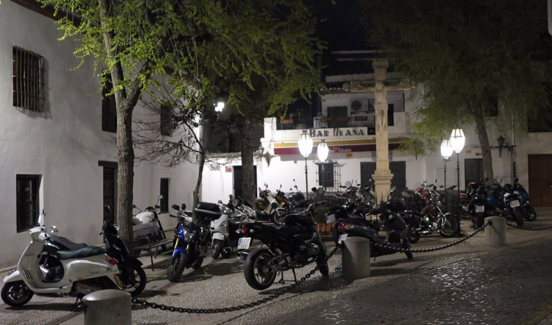 Motos aparcadas en la plaza de San Miguel Bajo, en el Albaicín (ECOLOGISTAS EN ACCIÓN)