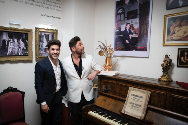 El cantaor Miguel Poveda, en el interior de la casa de Acera del Darro (ANTONIO L. JUÁREZ)