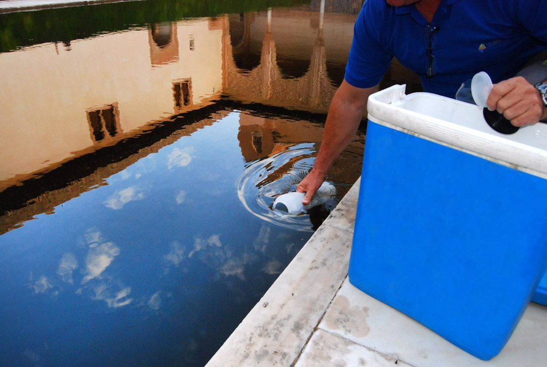 Toma de una muestra de agua en la Alhambra, en imagen de archivo (PATRONATO ALHAMBRA Y GENERALIFE)