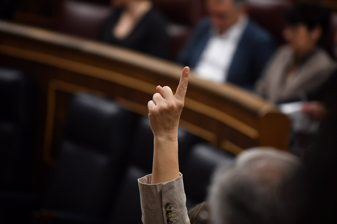 Un diputo vota durante una sesión plenaria, en el Congreso de los Diputados, en imagen de archivo (FERNANDO SÁNCHEZ - EUROPA PRESS )