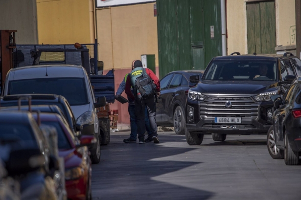 Varios agentes de la Guardia Civil en el polígono del Tarajal, en imagen de archivo en Ceuta en una operación antidroga (ANTONIO SEMPERE - EUROPA PRESS)