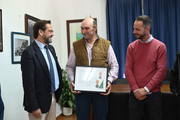 Entrega de la medalla (JUNTA)