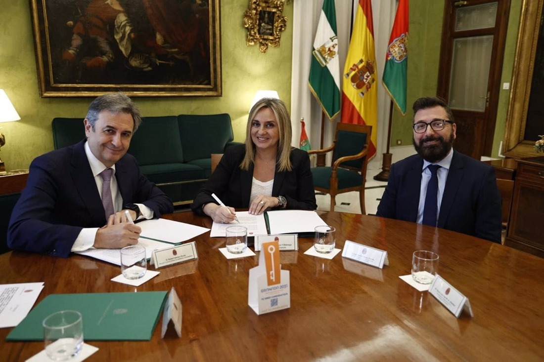 De izquierda a derecha, Rafael Sánchez Durán, director de Endesa en Andalucía, Extremadura, Ceuta y Melilla; Marifrán Carazo, alcaldesa de Granada; y José Antonio Ranea, director de Atención al Cliente de Endesa en el área Sur (ENDESA)