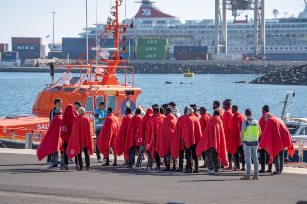 Llegada de un cayuco a Lanzarote con 27 personas a bordo, el pasado febrero (EUROPA PRESS CANARIAS)