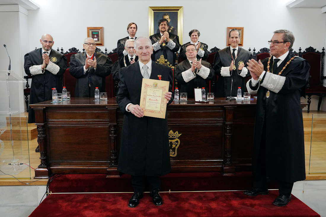 Entrega de la medalla de oro a Enrique Ceres (ICAGR)