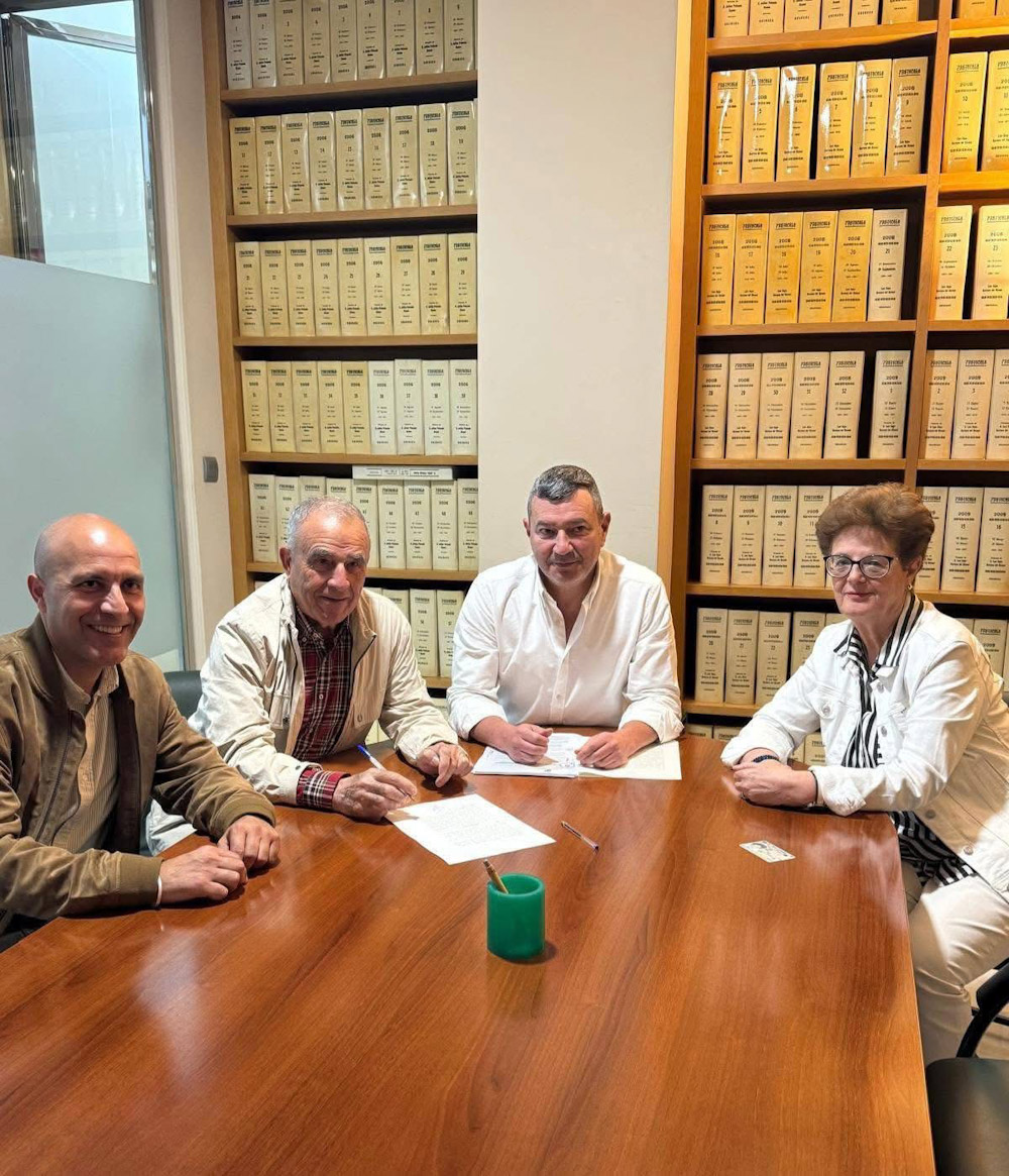 el alcalde de Otura firma la compra ante notario con  los propietarios del solar. (AYTO. OTURA)