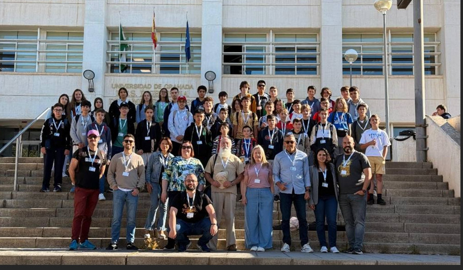 Participantes XL Olimpiada Matemática Thales junto a sus monitores en la puerta de la Escuela Técnica Superior de Ingeniería de Caminos, Canales y Puertos de la UGR